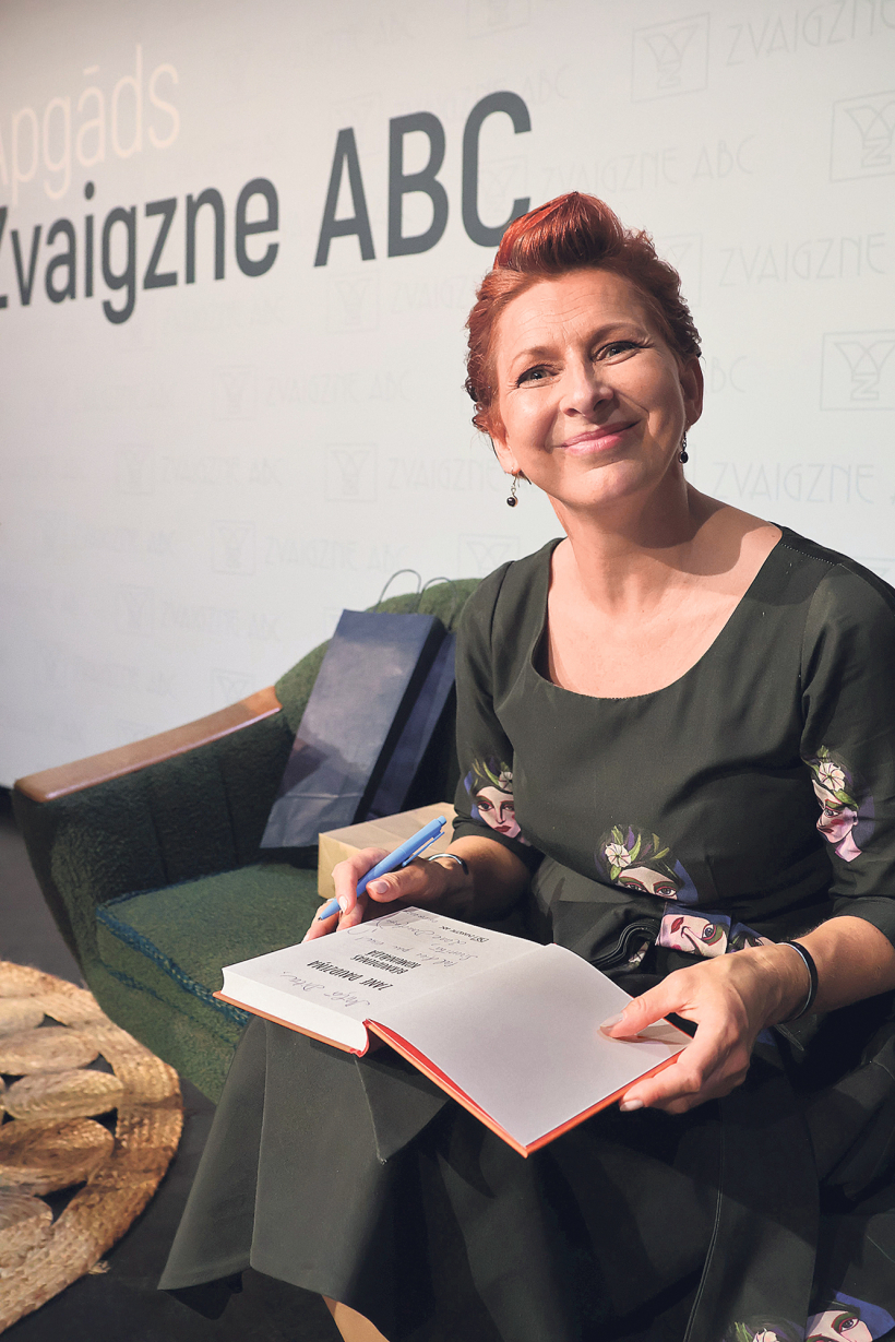 Zane Daudziņa savas grāmatas "Bērnudienas komunālijā" atvēršanas svētkos. Zane Daudziņa savas grāmatas "Bērnudienas komunālijā" atvēršanas svētkos.