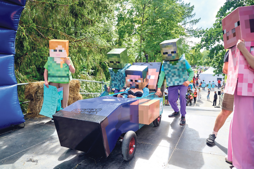 Pašdarināto spēkratu sacensības "Red Bull SoapBox Race".