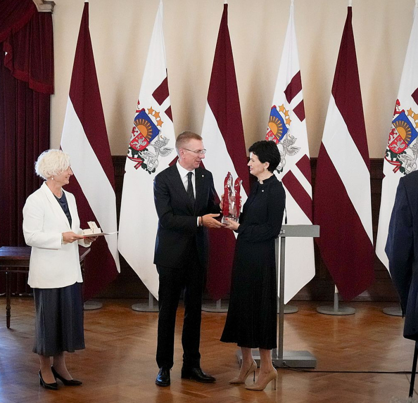 Saeimas priekšsēdētāja Daiga Mieriņa (no kreisās) un Valsts prezidents Edgars Rinkēvičs pasniedz balvu Rūtai Dimantai. Saeimas priekšsēdētāja Daiga Mieriņa (no kreisās) un Valsts prezidents Edgars Rinkēvičs pasniedz balvu Rūtai Dimantai.