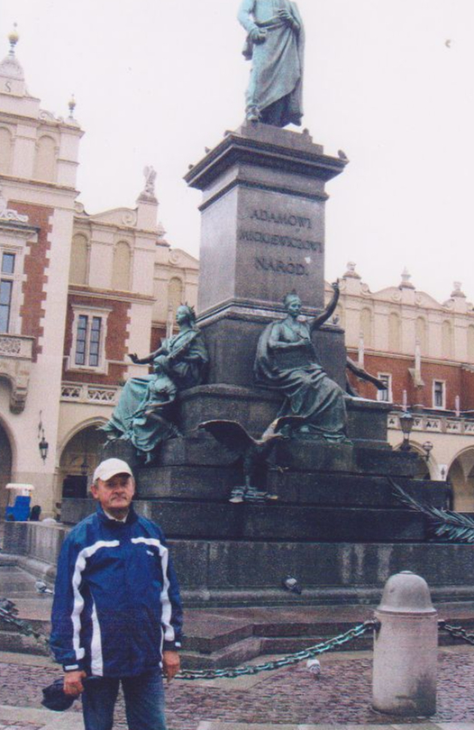 Māris Bergins Polijas senās galvaspilsētas Krakovas Mazajā Tirgus laukumā pie dzejnieka Ādama Mickeviča pieminekļa.
