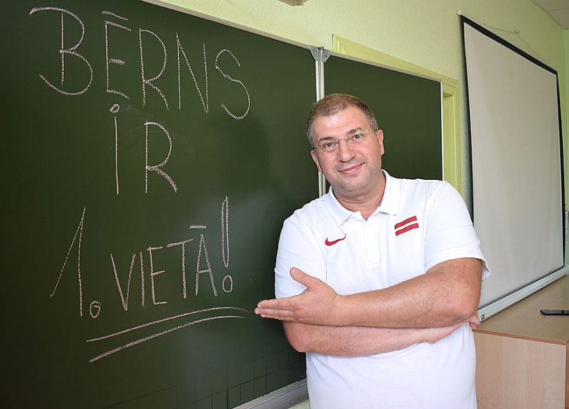 Tiesībsargs maijā izplatīja publisku aicinājumu pašvaldībām ar virsrakstu "Nespēju nodrošināt skolas autobusu nedrīkst aizstāt ar internātu". Tiesībsarga birojs pavasarī esot arī pamanījis publikāciju laikrakstā "Bauskas Dzīve", kurā Valles pamatskolas direktors Jānis Viegliņš (attēlā) paudis domu, ka skola no 1. septembra plāno piedāvāt skolas viesnīcas pakalpojumu. Taču tagad Bauskas novada Izglītības, kultūras, sporta un sabiedrības labklājības departamenta vadītāja Aija Spriņķe "Latvijas Avīzei" teic, ka skolas vadītājs domas par dienesta viesnīcas noderību mainījis.
