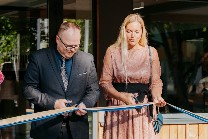 Carnikavā svinīgi atklāta vidusskola. Carnikavā svinīgi atklāta vidusskola.