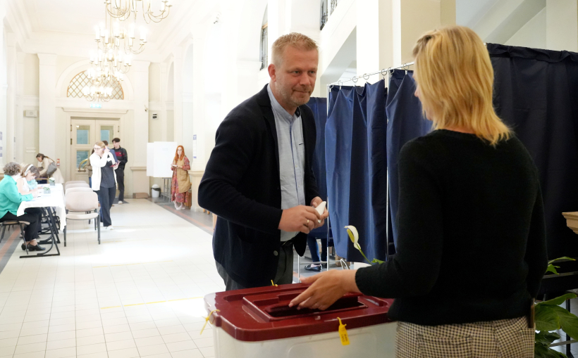 Reinis Pozņaks, kas ievēlēts no “Apvienotā saraksta”, ir vienīgais bez iepriekšējas pieredzes politikā, tomēr, ja viņš koncentrēsies uz tematu, ko pārzina – Ukrainu –, tad varētu gūt ietekmi netipiski īsā laikā un “izdarīt interesantas lietas”.