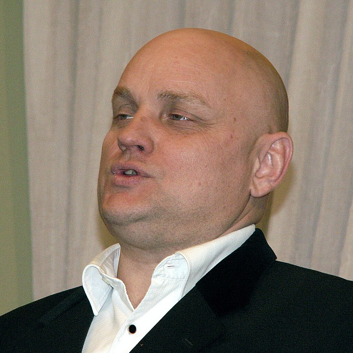 Aļģirds Januts, tenors.