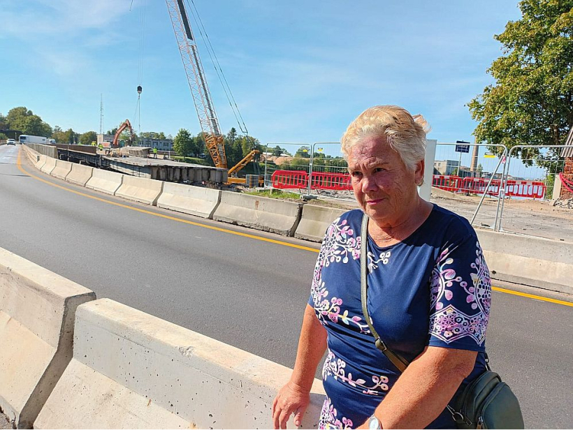 "Sākumā bija bailīgi, taču tagad pie tilta līgošanās esam pieraduši. Kad esam uz tilta, drusku savādi ir tie brakšķi, kad rīvējas metāla plāksnes no transporta svara. Taču tik jau saprotam, ka inženieri ir rēķinājuši, viņiem uzticamies," saka Ruta Saulīte, kura pāri tiltam devās uz Salacgrīvas frizētavu.
