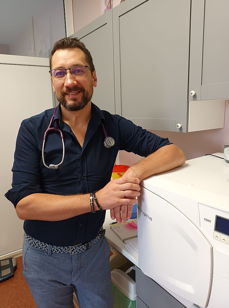 "Ģimenes medicīnā darbs laukos vienmēr ir un būs saistīts ar speciālista zināmu izolāciju. Tam jābūt gatavam, ka strādāsi viens, iespējams, nekurienes vidū 30 x 30 km rādiusā," saka ģimenes ārsts, Latvijas Lauku ģimenes ārstu asociācijas viceprezidents Ainis Dzalbs. "Ģimenes medicīnā darbs laukos vienmēr ir un būs saistīts ar speciālista zināmu izolāciju. Tam jābūt gatavam, ka strādāsi viens, iespējams, nekurienes vidū 30 x 30 km rādiusā," saka ģimenes ārsts, Latvijas Lauku ģimenes ārstu asociācijas viceprezidents Ainis Dzalbs.