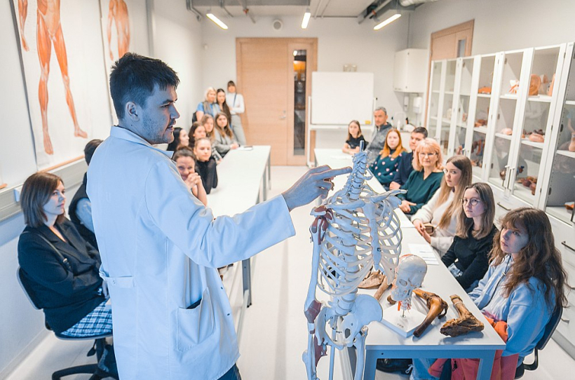Medicīnas studijas un rezidentu apmācību mūsu valstī nodrošina Latvijas Universitāte un Rīgas Stradiņa universitāte. No šīm augstskolām arī nāk jaunie ģimenes ārsti. Piemēram, pagājšnedēļ LU notika Rezidentūras programmas izlaidums, kurā tika sveikti 76 veselības aprūpes speciālisti. Vislielākais absolventu skaits šogad esot ģimenes ārstu specialitātē – 23 jauni ārsti, kuri tagad ir gatavi sniegt vispārēju medicīnisko palīdzību pacientiem. "Īpašs prieks par tiem jaunajiem ārstiem, kuri atgriezušies savā dzimtajā novadā vai bijuši gatavi atteikties no dzīves galvaspilsētā, lai sniegtu savu pienesumu veselības aprūpē Latvijas reģionos," teic LU Rezidentūras attīstības programmas vadītāja Anda Požarnova. Arī Rīgas Stradiņa universitātē pagājšpiektdien notika rezidentūras izlaidums, un RSU Rezidentūras studiju fakultāti šogad absolvē 167 rezidenti. Visvairāk absolventu šogad esot ģimenes ārsta, anesteziologa, reanimatologa, radiologa un oftalmologa specialitātē. Tātad ir cerība, ka kādi no jaunajiem ģimenes ārstiem dosies arī uz Latvijas laukiem. Attēlā: skolēni un citi interesenti Latvijas Universitātes organizētajā studiju festivālā "L-Universs" šā gada februārī iepazīstas ar studiju iespējām LU, tajā skaitā medicīnas studijām. Medicīnas studijas un rezidentu apmācību mūsu valstī nodrošina Latvijas Universitāte un Rīgas Stradiņa universitāte. No šīm augstskolām arī nāk jaunie ģimenes ārsti. Piemēram, pagājšnedēļ LU notika Rezidentūras programmas izlaidums, kurā tika sveikti 76 veselības aprūpes speciālisti. Vislielākais absolventu skaits šogad esot ģimenes ārstu specialitātē – 23 jauni ārsti, kuri tagad ir gatavi sniegt vispārēju medicīnisko palīdzību pacientiem. "Īpašs prieks par tiem jaunajiem ārstiem, kuri atgriezušies savā dzimtajā novadā vai bijuši gatavi atteikties no dzīves galvaspilsētā, lai sniegtu savu pienesumu veselības aprūpē Latvijas reģionos," teic LU Rezidentūras attīstības programmas vadītāja Anda Požarnova. Arī Rīgas Stradiņa universitātē pagājšpiektdien notika rezidentūras izlaidums, un RSU Rezidentūras studiju fakultāti šogad absolvē 167 rezidenti. Visvairāk absolventu šogad esot ģimenes ārsta, anesteziologa, reanimatologa, radiologa un oftalmologa specialitātē. Tātad ir cerība, ka kādi no jaunajiem ģimenes ārstiem dosies arī uz Latvijas laukiem. Attēlā: skolēni un citi interesenti Latvijas Universitātes organizētajā studiju festivālā "L-Universs" šā gada februārī iepazīstas ar studiju iespējām LU, tajā skaitā medicīnas studijām.