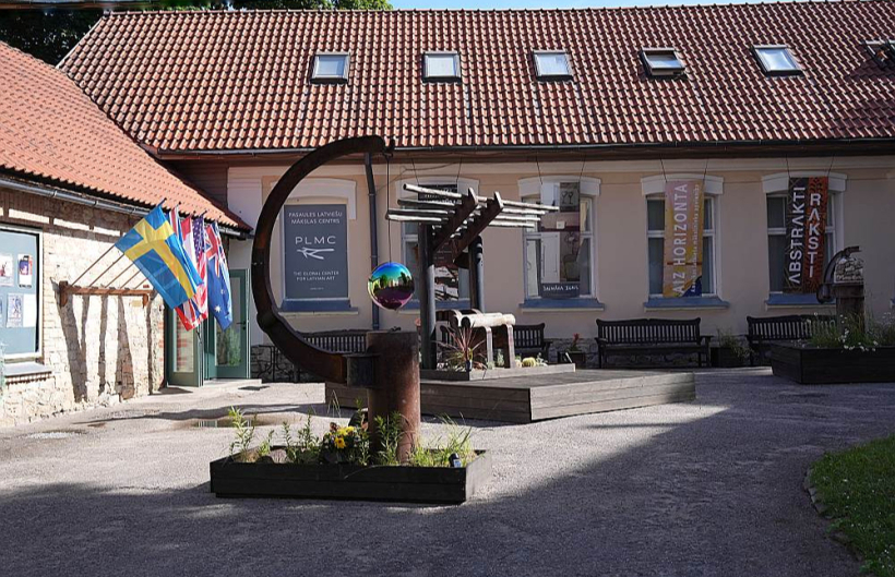 Pasaules latviešu mākslas centrs Cēsīs, Lielajā Skolas ielā 6, mājvietu atrada pirms desmit gadiem.