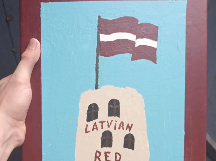 Čiekurkalna iedzīvotājs Rinalds Straume par savu pastkastīti “Latvian Red” atklāj, ka, pateicoties viņa vecmāmiņai Ausmai Stonkus (dzim. Taube), kura bija tekstilmateriālu krāsošanas speciāliste, esam atguvuši īsto Latvijas karoga krāsu toni