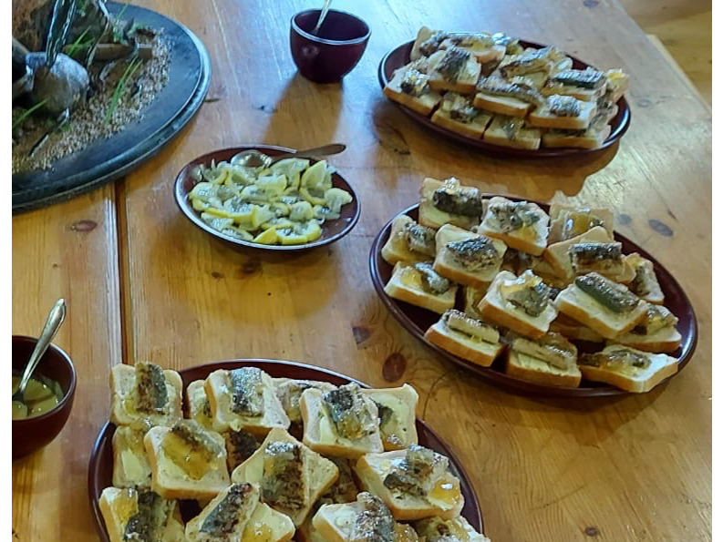 Kas var būt garšīgāks par nēģu maizītēm ar nelielu citrona šķēlīti! Kas var būt garšīgāks par nēģu maizītēm ar nelielu citrona šķēlīti!