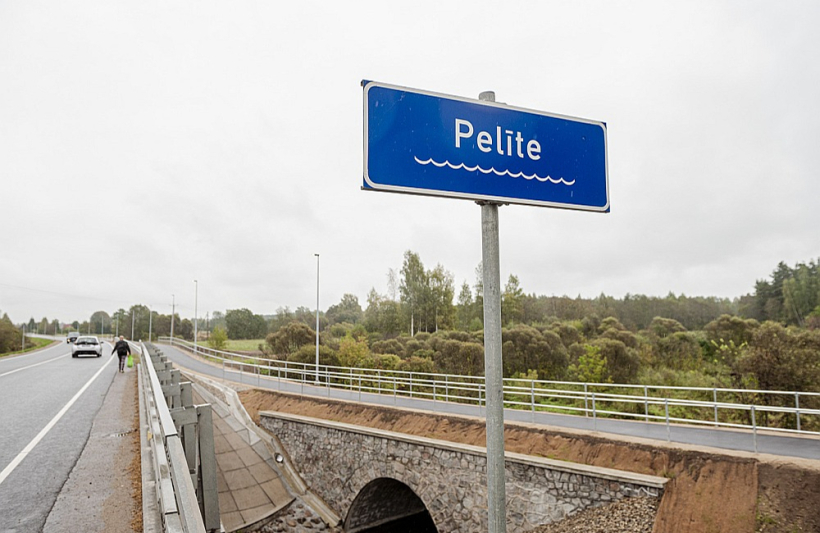 Projektētāji un būvnieki esot izdomājuši tādu risinājumu, lai saglabātu vēsturisko Pelītes tiltu un vienlaikus nodrošinātu nestspēju.