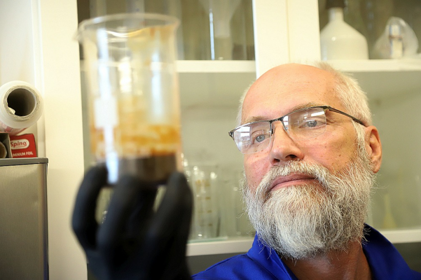 "Bio RE" valdes loceklis un vadošais pētnieks Ēriks Skripsts: "Proteīna jeb olbaltumvielu ieguvei laboratorijā ņēmām dūņu paraugus gan Rīgas pašvaldības uzņēmuma "Rīgas ūdens" notekūdeņu bioloģiskās attīrīšanas stacijā "Daugavgrīva", gan Olaines novada pašvaldības uzņēmuma "Olaines ūdens un siltums" notekūdeņu savākšanas stacijā." "Bio RE" valdes loceklis un vadošais pētnieks Ēriks Skripsts: "Proteīna jeb olbaltumvielu ieguvei laboratorijā ņēmām dūņu paraugus gan Rīgas pašvaldības uzņēmuma "Rīgas ūdens" notekūdeņu bioloģiskās attīrīšanas stacijā "Daugavgrīva", gan Olaines novada pašvaldības uzņēmuma "Olaines ūdens un siltums" notekūdeņu savākšanas stacijā."
