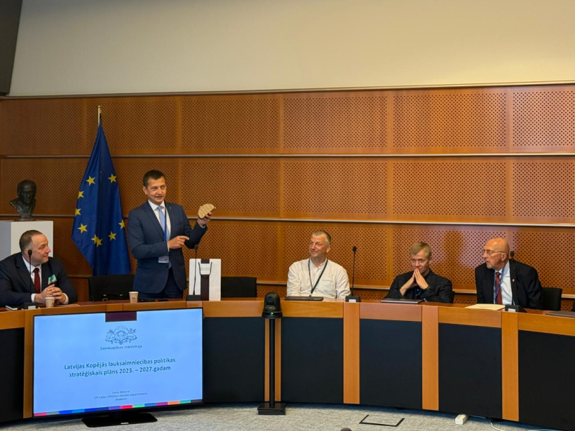 Ministrs tikšanās laikā ar EP deputātiem no Latvijas.