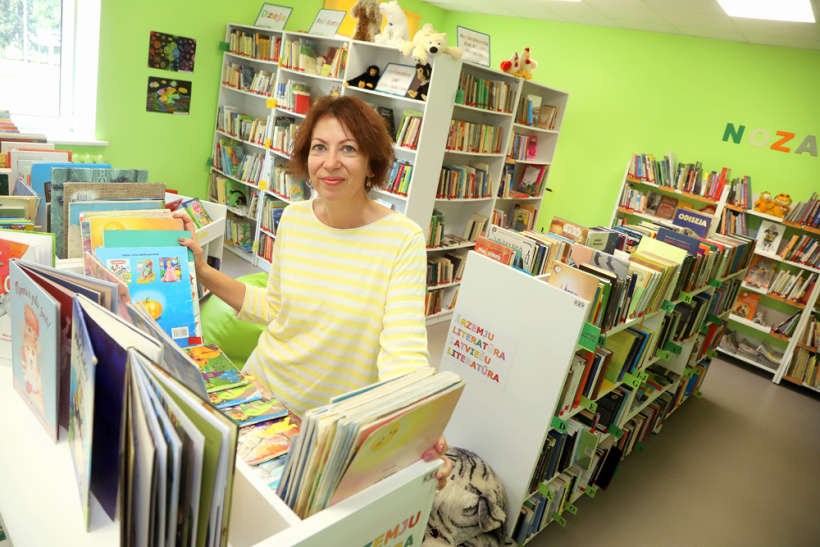 Kristiāna Eņģele, Auces pilsētas bibliotēkas vadītāja, iepazīstina ar grāmatu krājumu bērniem. Kristiāna Eņģele, Auces pilsētas bibliotēkas vadītāja, iepazīstina ar grāmatu krājumu bērniem.