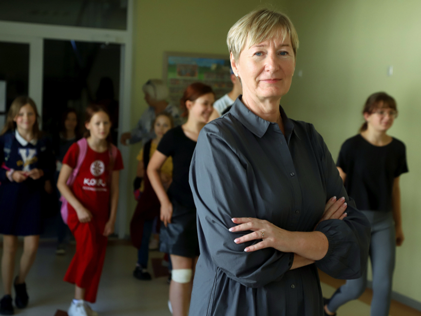 Auces vidusskolas direktore Indra Špela dinamiskajā skolas ritmā. Auces vidusskolas direktore Indra Špela dinamiskajā skolas ritmā.