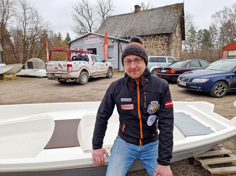 Laivu un karogu mastu fabrikas "Amberlat" pārdošanas daļas vadītājs Kristaps Leimanis. Laivu un karogu mastu fabrikas "Amberlat" pārdošanas daļas vadītājs Kristaps Leimanis.