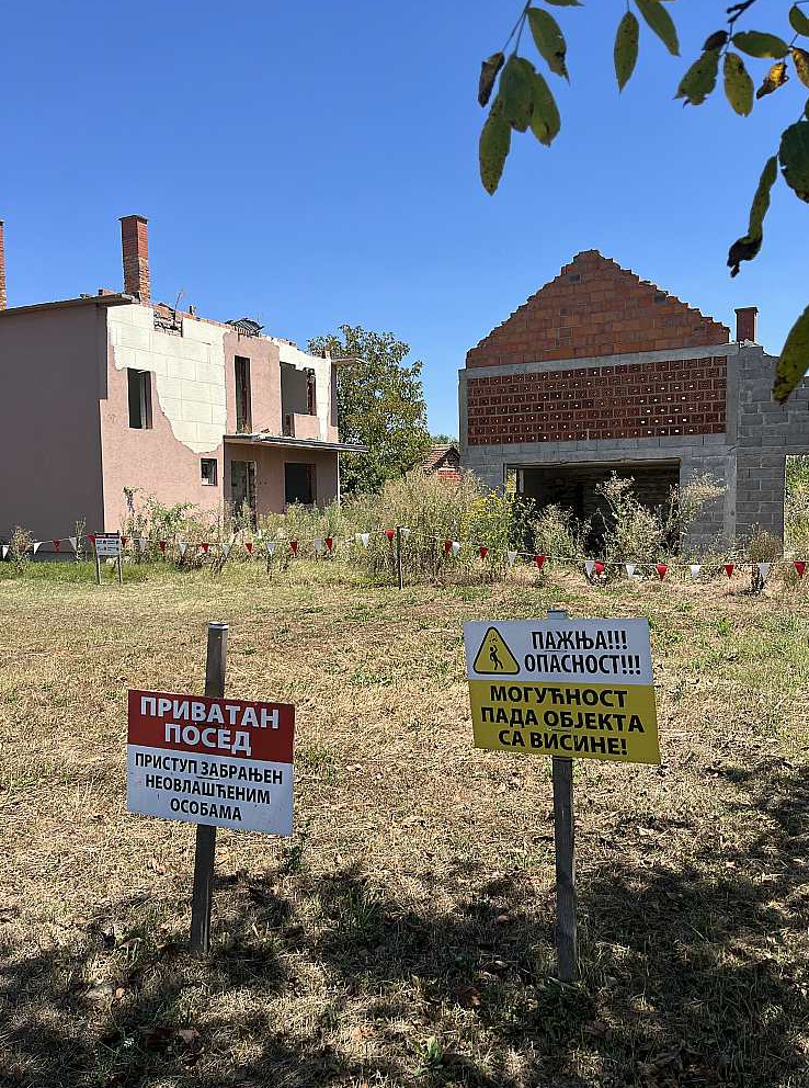 Nonākot kalnrūpniecības objektam paredzētajā teritorijā Jadaras ielejā, Serbijas lauku ainu nomaina pavisam cita – tukšas, pamestas mājas, kurām lielākoties jau noņemti jumti, un to priekšā atrodami brīdinoši uzraksti – "briesmas", "norobežota teritorija", "ieeja tikai ar atļauju". Nonākot kalnrūpniecības objektam paredzētajā teritorijā Jadaras ielejā, Serbijas lauku ainu nomaina pavisam cita – tukšas, pamestas mājas, kurām lielākoties jau noņemti jumti, un to priekšā atrodami brīdinoši uzraksti – "briesmas", "norobežota teritorija", "ieeja tikai ar atļauju".