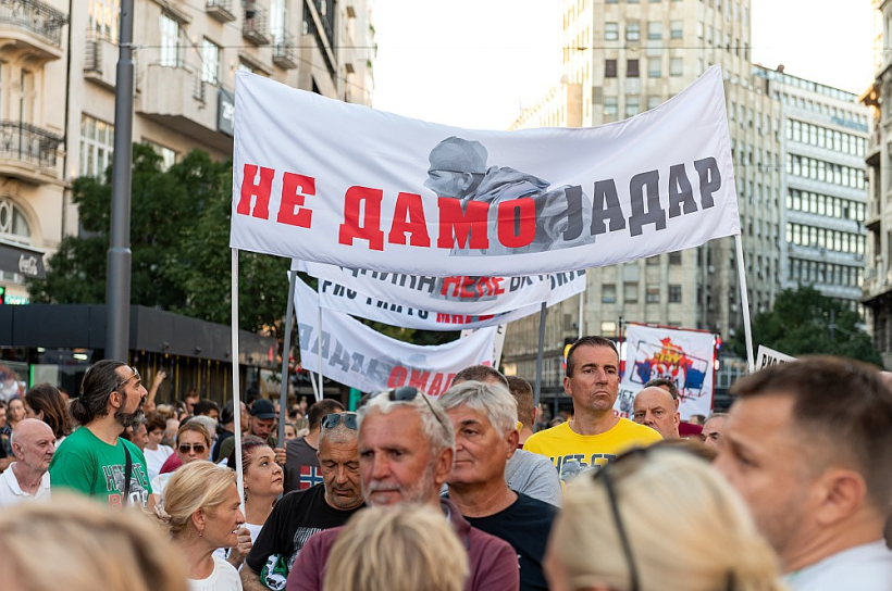 Belgradas iedzīvotāji 10. augustā protestē pret litija un bora raktuvēm Jadaras ielejā ar plakātu "Nedosim Jadaru". Belgradas iedzīvotāji 10. augustā protestē pret litija un bora raktuvēm Jadaras ielejā ar plakātu "Nedosim Jadaru".