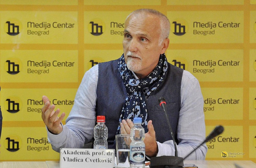 Akadēmiķis un Serbijas Zinātņu un mākslas akadēmijas loceklis ģeologs Vladica Cvetkovičs saka, ka Serbijā notiek "tipiska tādas tēmas, kas būtu jārisina profesionālajās aprindās, politizācija". Akadēmiķis un Serbijas Zinātņu un mākslas akadēmijas loceklis ģeologs Vladica Cvetkovičs saka, ka Serbijā notiek "tipiska tādas tēmas, kas būtu jārisina profesionālajās aprindās, politizācija".