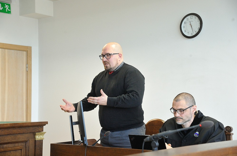 Prokurors Sergejs Pavļenko (no labās) Valsts policijas vecākais inspektors Rihards Bērzkalns tiesas sēdē. Prokurors Sergejs Pavļenko (no labās) Valsts policijas vecākais inspektors Rihards Bērzkalns tiesas sēdē.