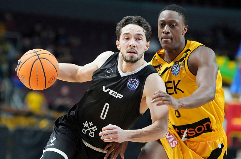 Herisons Klīrijs (ar bumbu) pret "AEK" aizvadīja savu sezonas rezultatīvāko spēli, gūstot 19 punktus, trijos Čempionu līgas mačos viņam vidēji 15,7 punkti, bet arī daudz kļūdu (4). Divdesmit sešus gadus vecais amerikāņu saspēles vadītājs vēl pirms diviem gadiem spēlēja Vācijas trešajā līgā, no kurienes ielēca ULEB Eirokausā startējošajā Hamburgas "Towers", bet iepriekšējā sezonā kļuva par rezultatīvāko Somijas čempionāta spēlētāju. Herisons Klīrijs (ar bumbu) pret "AEK" aizvadīja savu sezonas rezultatīvāko spēli, gūstot 19 punktus, trijos Čempionu līgas mačos viņam vidēji 15,7 punkti, bet arī daudz kļūdu (4). Divdesmit sešus gadus vecais amerikāņu saspēles vadītājs vēl pirms diviem gadiem spēlēja Vācijas trešajā līgā, no kurienes ielēca ULEB Eirokausā startējošajā Hamburgas "Towers", bet iepriekšējā sezonā kļuva par rezultatīvāko Somijas čempionāta spēlētāju.