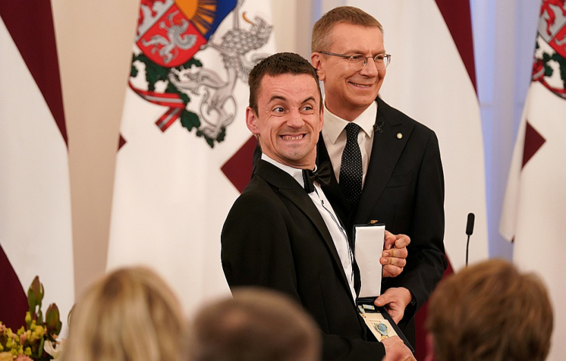 Valsts prezidents Edgars Rinkēvičs (no labās) vakar pasniedza Triju Zvaigžņu ordeni divkārtējam paraolimpiskajam čempionam, jātniekam Rihardam Snikum.