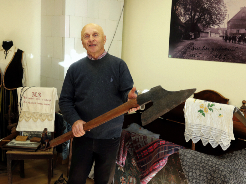 ″Šis nav bendes cirvis, ar šo tēsuši baļķus,″ nelielu intrigu atklāj zinīgais Durbes pilsētas muzeja Senlietu krātuves vadītājs Reinis Bahs. Viņš stāsta par interesantākajiem krājuma priekšmetiem un to digitalizāciju. ″Šis nav bendes cirvis, ar šo tēsuši baļķus,″ nelielu intrigu atklāj zinīgais Durbes pilsētas muzeja Senlietu krātuves vadītājs Reinis Bahs. Viņš stāsta par interesantākajiem krājuma priekšmetiem un to digitalizāciju.