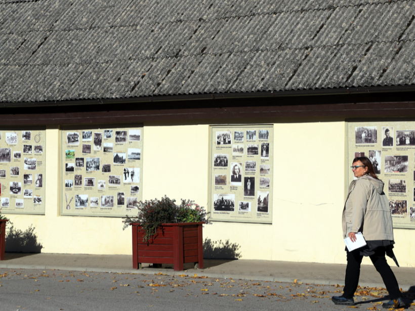 Māja Raiņa un Aizputes ielas krustojumā. Tās īpašnieks pirms pieciem gadiem Durbes pilsētas svētkos atļāvis uz ēkas ārsienas izvietot vēsturiskas fotokolāžas. Laika gaitā kolāžas bija nolietojušās, un, pateicoties senlietu krātuves vadītājam Reinim Baham un iedzīvotāju atsaucībai, kas ziedoja savu senču fotogrāfijas, šogad Durbes pilsētas svētkos 6. jūlijā ekspozīcija atjaunota. Māja Raiņa un Aizputes ielas krustojumā. Tās īpašnieks pirms pieciem gadiem Durbes pilsētas svētkos atļāvis uz ēkas ārsienas izvietot vēsturiskas fotokolāžas. Laika gaitā kolāžas bija nolietojušās, un, pateicoties senlietu krātuves vadītājam Reinim Baham un iedzīvotāju atsaucībai, kas ziedoja savu senču fotogrāfijas, šogad Durbes pilsētas svētkos 6. jūlijā ekspozīcija atjaunota.