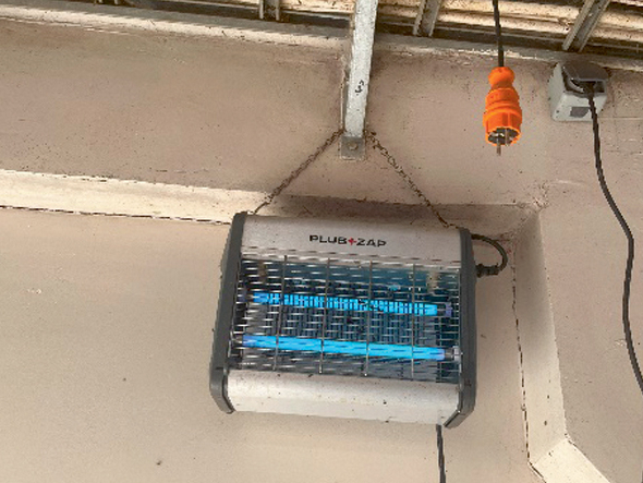 Kvarca lampa, kas, visticamāk, jānomaina ar mūsdienīgāku un efektīvāku. Kvarca lampa, kas, visticamāk, jānomaina ar mūsdienīgāku un efektīvāku.