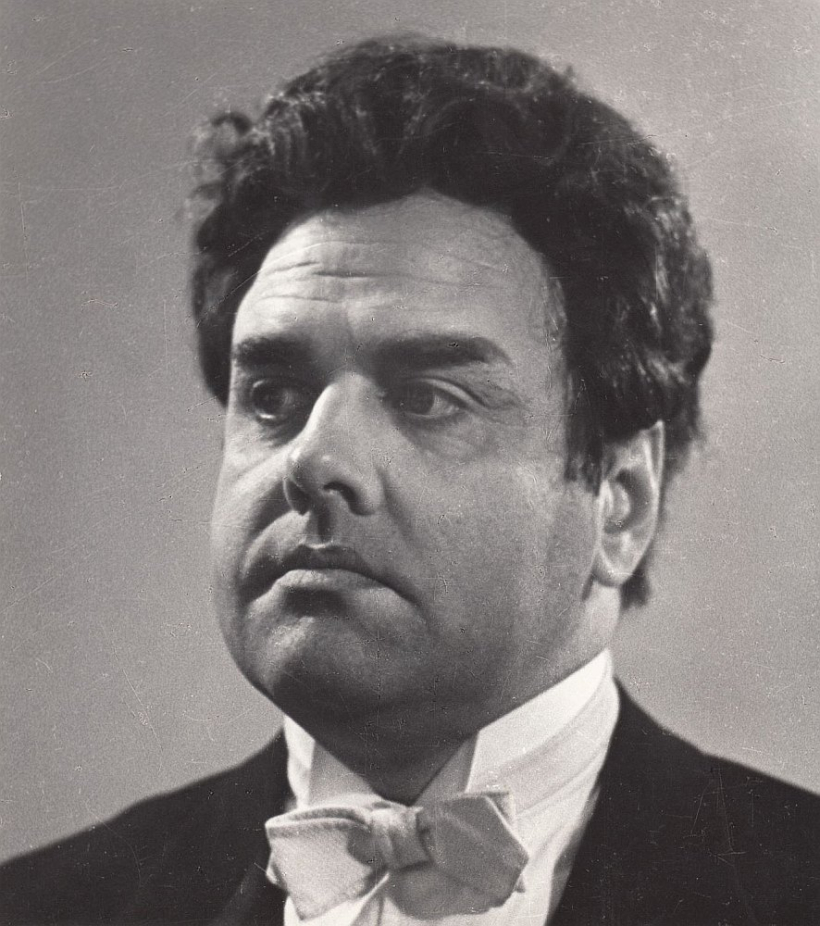 Ādolfa Alunāna lomā iestudējumā "Lai top!" (1968). Ādolfa Alunāna lomā iestudējumā "Lai top!" (1968).