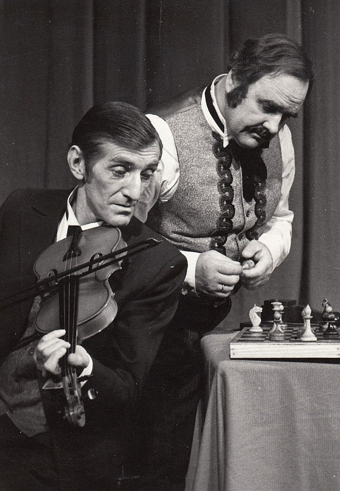 Vatsons izrādē "Šerloks Holmss" (1979) kopā ar Holmsu – Valentīnu Skulmi. Vatsons izrādē "Šerloks Holmss" (1979) kopā ar Holmsu – Valentīnu Skulmi.