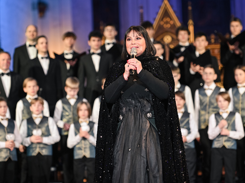 Inese Galante un Jāzepa Mediņa Rīgas 1.mūzikas skolas zēnu koris koncertā "Ziemassvētku prelūdija".