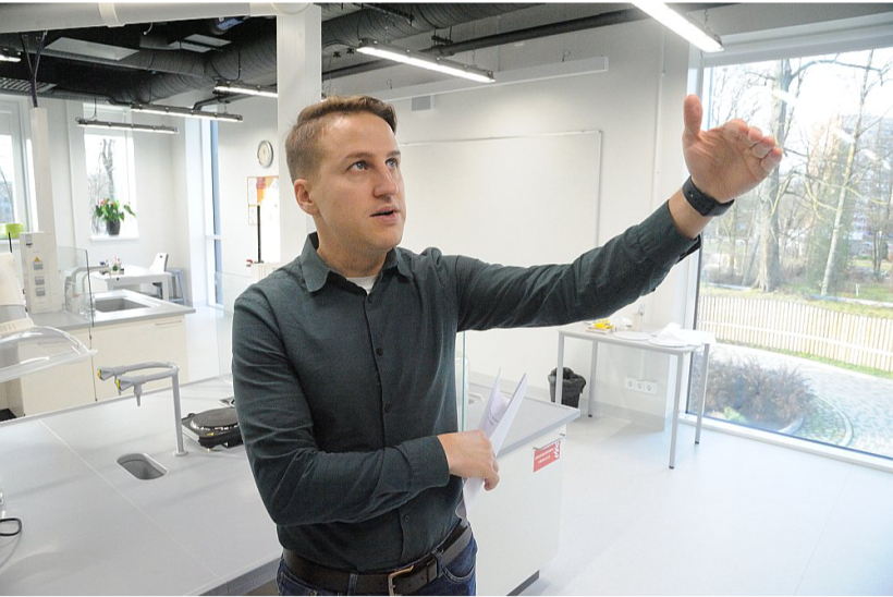Gatavo zāļu formu laboratorijas vadītājs Konstantīns Logviss organiskās ķīmijas laboratorijā, kas esot vislielāka mācību laboratorija pēc velkmes skapju skaita. Gatavo zāļu formu laboratorijas vadītājs Konstantīns Logviss organiskās ķīmijas laboratorijā, kas esot vislielāka mācību laboratorija pēc velkmes skapju skaita.