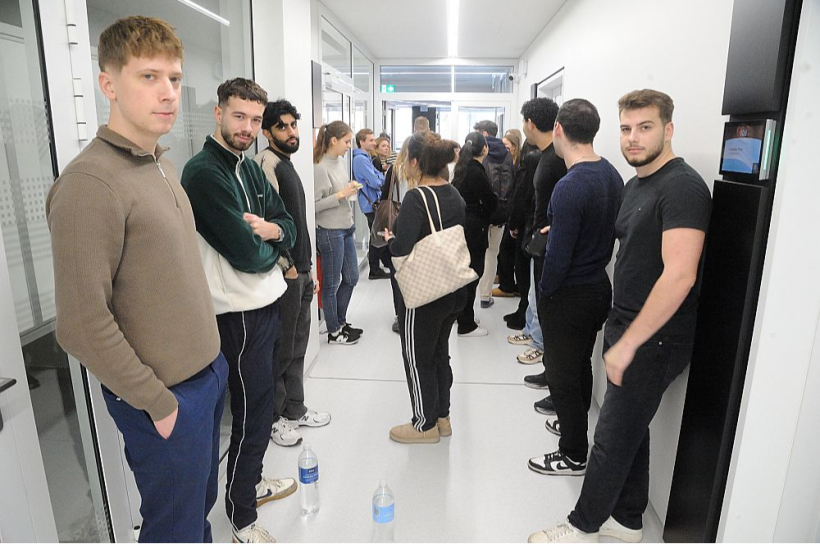 Farmācijas fakultātes telpas izmanto ne tikai farmācijas programmu studenti, bet arī topošie ārsti un mediķi. Turklāt pusi no vairāku simtu lielās studentu plūsmas farmācijas centra pirmajā stāvā veido ārzemju studenti. Farmācijas fakultātes telpas izmanto ne tikai farmācijas programmu studenti, bet arī topošie ārsti un mediķi. Turklāt pusi no vairāku simtu lielās studentu plūsmas farmācijas centra pirmajā stāvā veido ārzemju studenti.