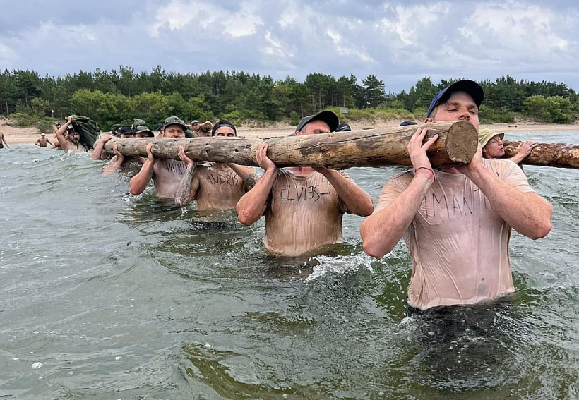 "Vīriem ir vajadzīga nošķirta un skarbāka vide, kurā viņi var būt paši, sastapties ar savām bailēm, dabas spēkiem, pārvarēt grūtības, fiziski cīnīties, piedzīvot kopību ar citiem vīriem, dalīties dzīves pieredzē un meklētu atbildes uz dzīves svarīgākajiem jautājumiem," vēsta Oskara Špickopfa vadītās "Izdzīvošanas skolas" pārstāvji. "Vīriem ir vajadzīga nošķirta un skarbāka vide, kurā viņi var būt paši, sastapties ar savām bailēm, dabas spēkiem, pārvarēt grūtības, fiziski cīnīties, piedzīvot kopību ar citiem vīriem, dalīties dzīves pieredzē un meklētu atbildes uz dzīves svarīgākajiem jautājumiem," vēsta Oskara Špickopfa vadītās "Izdzīvošanas skolas" pārstāvji.