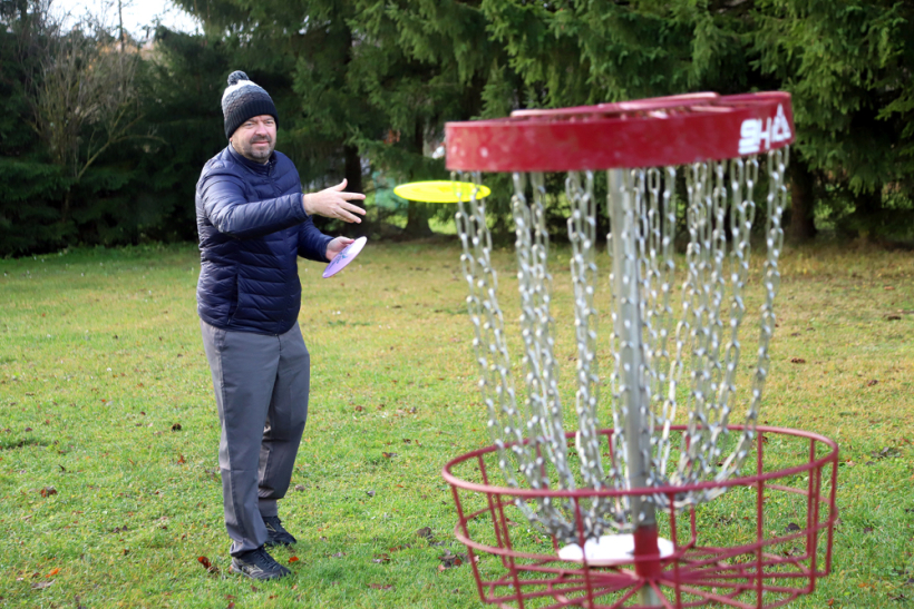 Ziedonis Skrivļa demonstrē, kā spēlē disku golfu.