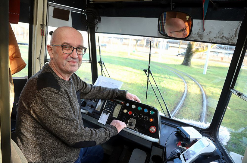 Uzņēmuma "Liepājas tramvajs" tramvaja vadītājs Ainars Luters. Uzņēmuma "Liepājas tramvajs" tramvaja vadītājs Ainars Luters.