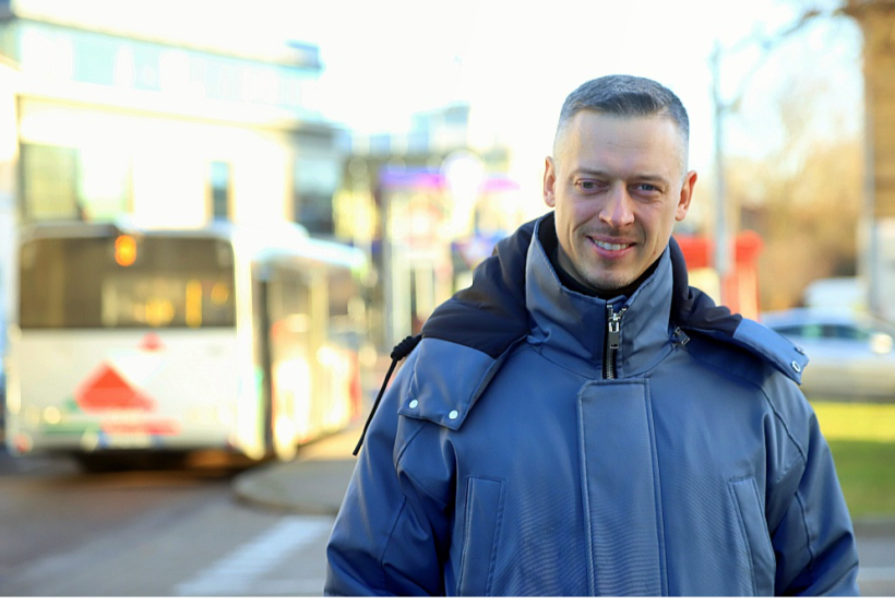 "Pasažieru skaita ievērojamu kāpumu veicināja tramvaju zemās grīdas un ar tām vienā līmenī pārbūvētās pieturvietas, kuras pielāgotas ērtai iebraukšanai ar ratiņkrēsliem un bērnu ratiņiem," secina Toms Malkevičs, aģentūras "Liepājas sabiedriskais transports" vadītāja vietnieks. "Pasažieru skaita ievērojamu kāpumu veicināja tramvaju zemās grīdas un ar tām vienā līmenī pārbūvētās pieturvietas, kuras pielāgotas ērtai iebraukšanai ar ratiņkrēsliem un bērnu ratiņiem," secina Toms Malkevičs, aģentūras "Liepājas sabiedriskais transports" vadītāja vietnieks.