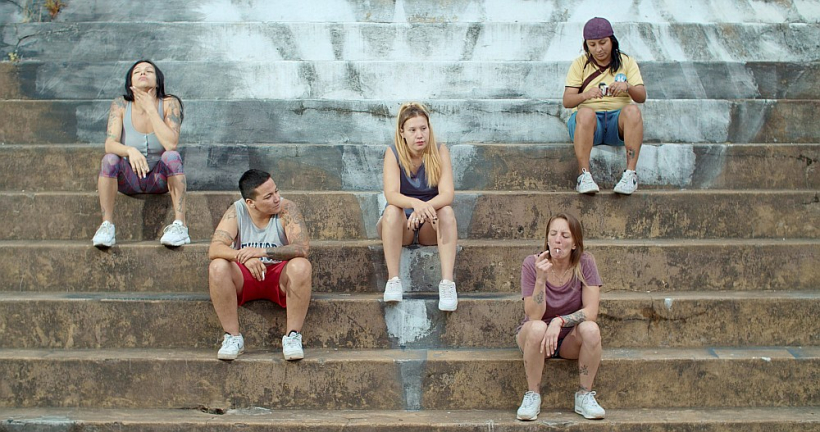 Kadrs no režisores Lolas Ariasas otrās pilnmetrāžas dokumentālās filmas "Buenosairesas meitenes" (Reas, 2024, Argentīna, Šveice, Vācija), kurā savijas realitāte – dzīve cietumā – un sapņi, kas izspēlēti mūziklu labākajās tradīcijās. Kadrs no režisores Lolas Ariasas otrās pilnmetrāžas dokumentālās filmas "Buenosairesas meitenes" (Reas, 2024, Argentīna, Šveice, Vācija), kurā savijas realitāte – dzīve cietumā – un sapņi, kas izspēlēti mūziklu labākajās tradīcijās.