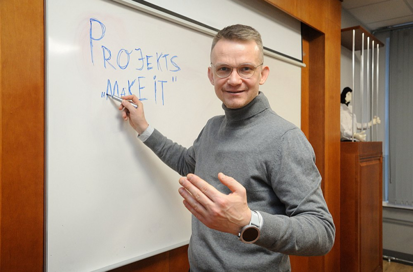 Projekta "MaKE IT" koordinatora Kaspara Šteinberga kabinetā joprojām glabājas komandas "Atkalapvienošanās" radītā galda spēle "Mācību mežs", kas paredzēta ārzemniekiem latviešu valodas apguvei. Projekta "MaKE IT" koordinatora Kaspara Šteinberga kabinetā joprojām glabājas komandas "Atkalapvienošanās" radītā galda spēle "Mācību mežs", kas paredzēta ārzemniekiem latviešu valodas apguvei.