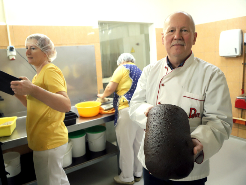 Salā 1992. gadā uz XXV PSKP kongresa agrofirmas pamata izveidoja agrofirmu "Daugava". Kad tā bruka, uzņēmīgi ļaudis nodibināja ceptuvi "Dona", kurai pirms diviem gadiem nosvinēta 30 gadu jubileja. Skats no ceptuves, kurā ar kukuli rokās – uzņēmuma valdes priekšsēdētājs Kārlis Zemešs. Salā 1992. gadā uz XXV PSKP kongresa agrofirmas pamata izveidoja agrofirmu "Daugava". Kad tā bruka, uzņēmīgi ļaudis nodibināja ceptuvi "Dona", kurai pirms diviem gadiem nosvinēta 30 gadu jubileja. Skats no ceptuves, kurā ar kukuli rokās – uzņēmuma valdes priekšsēdētājs Kārlis Zemešs.