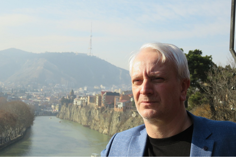 "Gruzijas sapnis" ekonomiku vairs nepresējot, kabatās biznesmeņiem nelien un bez iemesla uz prokuratūru nevelkot, apliecina ekonomikas zinātņu doktors Vladimirs Basarija. "Gruzijas sapnis" ekonomiku vairs nepresējot, kabatās biznesmeņiem nelien un bez iemesla uz prokuratūru nevelkot, apliecina ekonomikas zinātņu doktors Vladimirs Basarija.