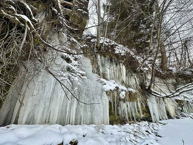 Grūbes dolomīta atsegumi kopā ar apledojušo Grūbes HES ziemā veido skaistu ainavu.