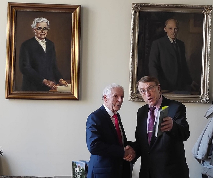 Latvijas Zinātņu akadēmijas prezidents Ivars Kalviņš (no labās) sveic Andri Grīnbergu. Latvijas Zinātņu akadēmijas prezidents Ivars Kalviņš (no labās) sveic Andri Grīnbergu.