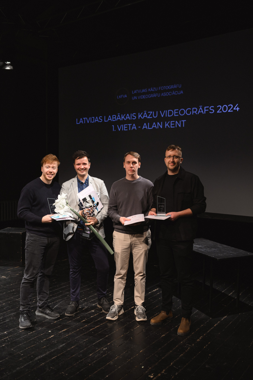 2024. gada labākie kāzu videogrāfi: no kreisās 2. vietas ieguvējs Gints Sprēdis, 1. vietas ieguvējs Alans Kents, 3. vietas ieguvēji Dāvids Gržibovskis un Juris Lisovs. 2024. gada labākie kāzu videogrāfi: no kreisās 2. vietas ieguvējs Gints Sprēdis, 1. vietas ieguvējs Alans Kents, 3. vietas ieguvēji Dāvids Gržibovskis un Juris Lisovs.