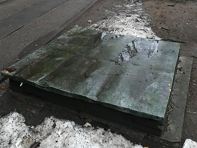 Nav iepriecinoši ik mēnesi celt smago vāku un kāpt šajā bedrē, lai fiksētu ūdens patēriņa rādījumu skaitītājam, kas uzstādīts nama ievadā.