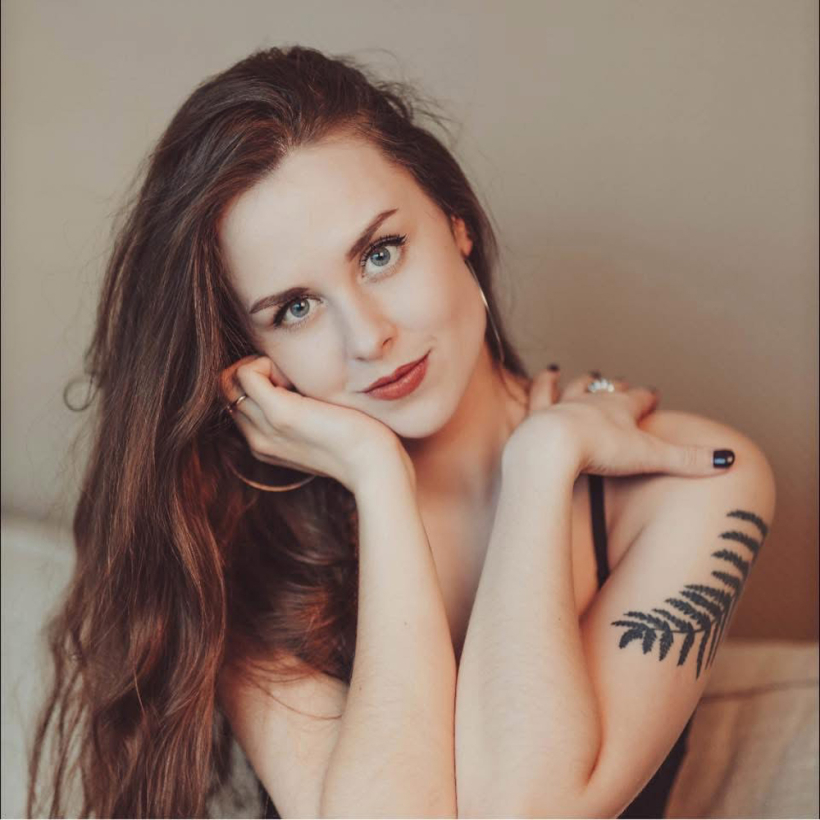 Annija Līva Staškovska līdz 9. klasei mācījusies Brocēnu vidusskolā, pēc tam – Druvas vidusskolā. Kādu laiku mācījusies Sporta akadēmijā, taču beigu beigās absolvējusi Latvijas Universitātes Žurnālistikas fakultāti un darbavietu atradusi Saeimā, sekretāra biedra birojā.