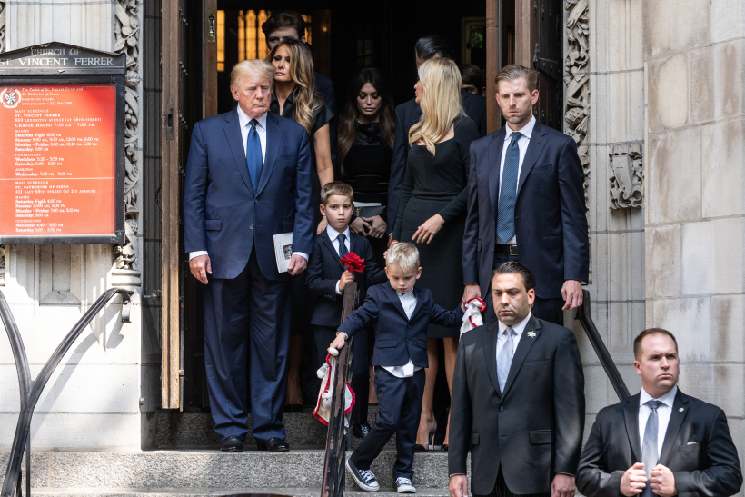 Donalds Tramps ar bērniem un viņu ģimenēm bijušās sievas Ivanas bērēs. Donalds Tramps ar bērniem un viņu ģimenēm bijušās sievas Ivanas bērēs.