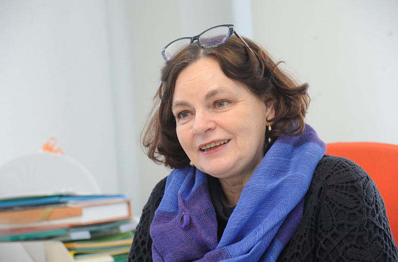 Rīgas Mākslas un mediju tehnikuma direktora vietniece Teiksma Sūna atklāj, ka visvairāk studentu absolvējuši reklāmas dizainu, jo to apguvušajiem ir plašas darba iespējas reklāmas aģentūrās, izdevniecībās un medijos.