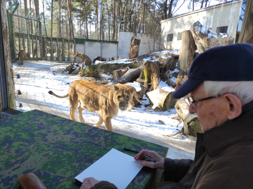 "Latvijas Mediji" un laikraksta redakcijas darbinieki kopā ar Rīgas Zooloģisko dārzu māksliniekam 95 gadu jubilejā bija sagatavojuši pārsteiguma dāvanu – īpašu vizīti zvērudārzā. Ēriks Ošs 2022. gada pavasarī varēja tuvāk iepazīties ar tīģeri, lauvu ģimeni un citiem zvēriem. "Latvijas Mediji" un laikraksta redakcijas darbinieki kopā ar Rīgas Zooloģisko dārzu māksliniekam 95 gadu jubilejā bija sagatavojuši pārsteiguma dāvanu – īpašu vizīti zvērudārzā. Ēriks Ošs 2022. gada pavasarī varēja tuvāk iepazīties ar tīģeri, lauvu ģimeni un citiem zvēriem.